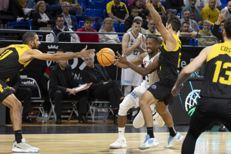 85 – 82 | El La Laguna Tenerife entra en el TOP 16 de la Basketball Champions League tras derrotar al Karsiyaka