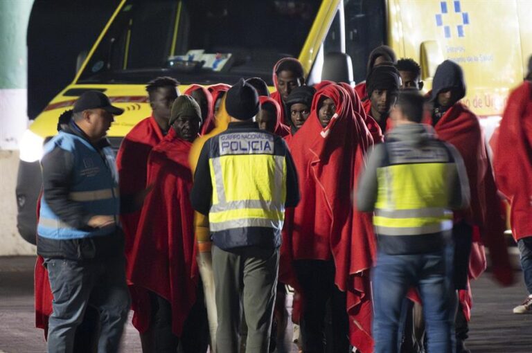 Al menos 4 muertos y 4 desaparecidos en la neumática que se hundió al este de Lanzarote