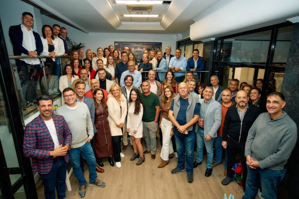 Juan José Cardona en una foto de grupo durante el brindis de CC en Gran Canaria