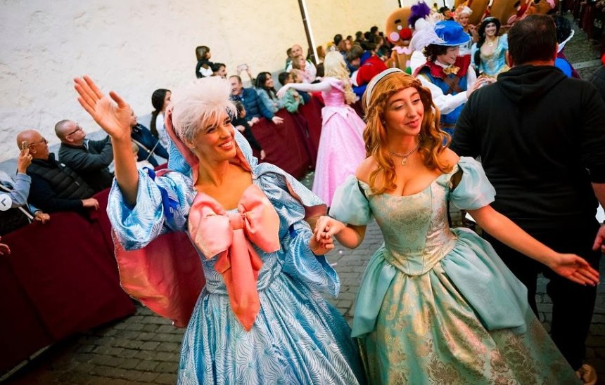 Ana y Elsa de la película 'Frozen' también estuvieron presentes en la cabalgata de La Laguna de este 2024/Zona Comercial La Laguna