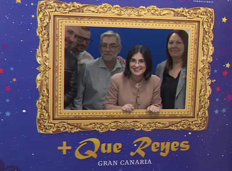 Carolina Darias visita la Casa de Galicia durante la campaña solidaria de juguetes