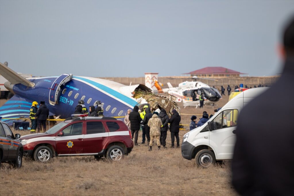 Detalle del avión de Azerbaijan Airlines siniestrado cerca de Aktau, en Kazajistán