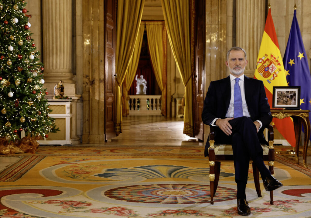 Felipe VI en su tradicional mensaje de Navidad, grabado en el Salón de Columnas del Palacio Real. EFE/ Ballesteros