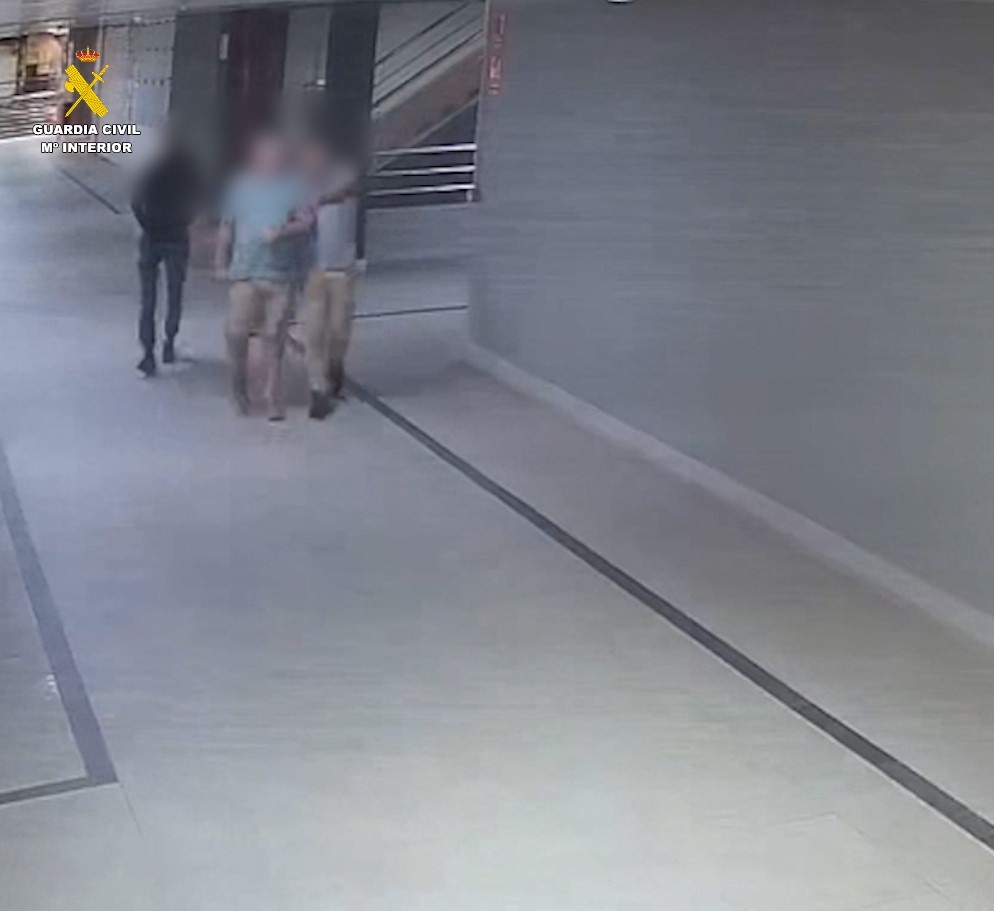Detenidos dos hombres por robar con violencia a un turista. La Guardia Civil detiene a dos individuos por un robo con violencia en un centro comercial del sur de Gran Canaria/ GUARDIA CIVIL