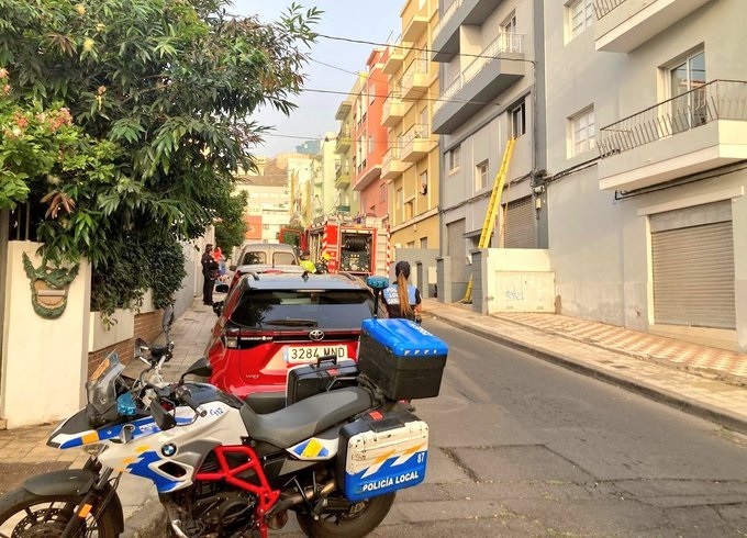 Un edificio es desalojado por un incendio en Tenerife