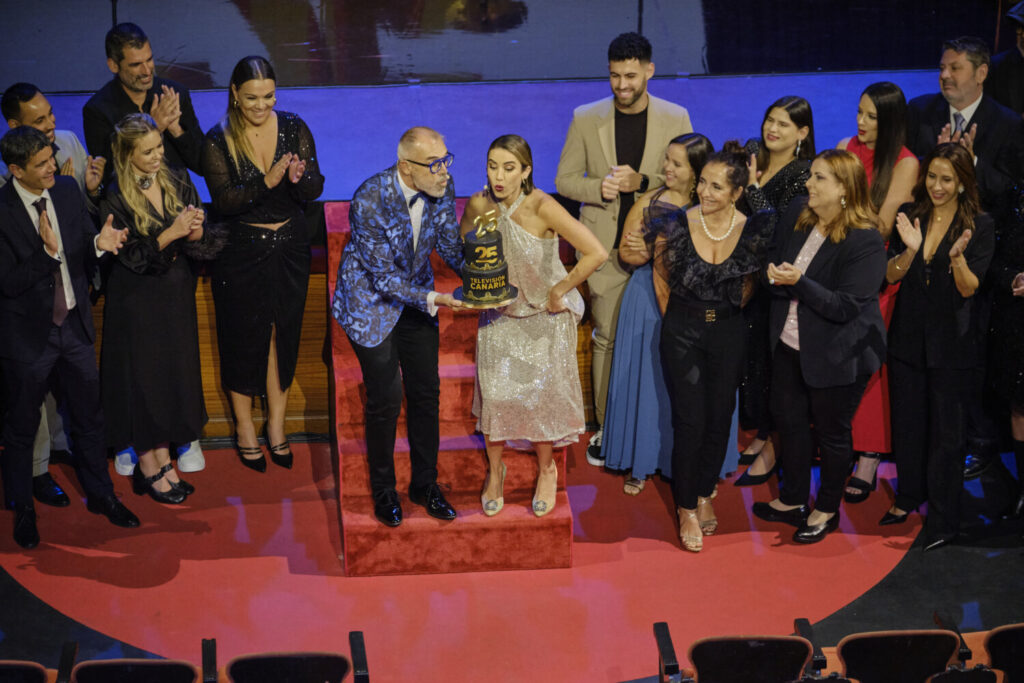 También hubo tiempo para soplar las velas por el 25 cumpleaños de Televisión Canaria