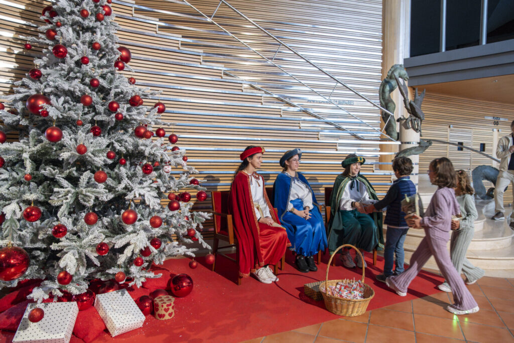 Juguetes, chocolate y música a beneficio de la Casa de Galicia. Niños entregando los juguetes para la Casa de Galicia en el Auditorio Alfredo Kraus/ Auditorio Alfredo Kraus