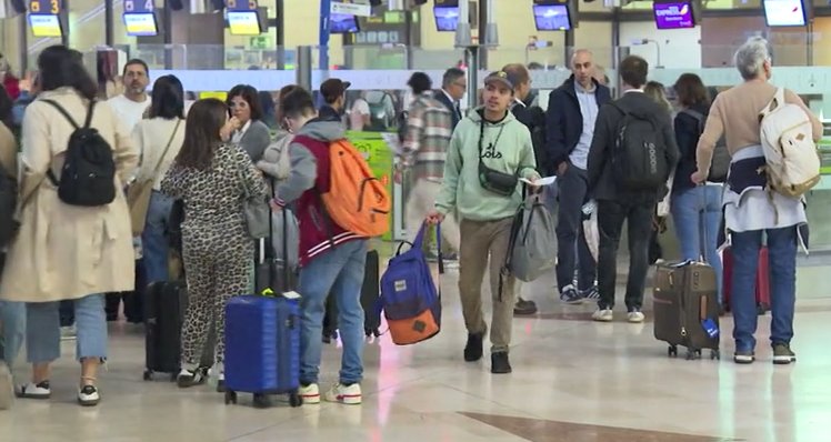 Gran movimiento en puertos y aeropuertos de las islas por el puente de la Constitución