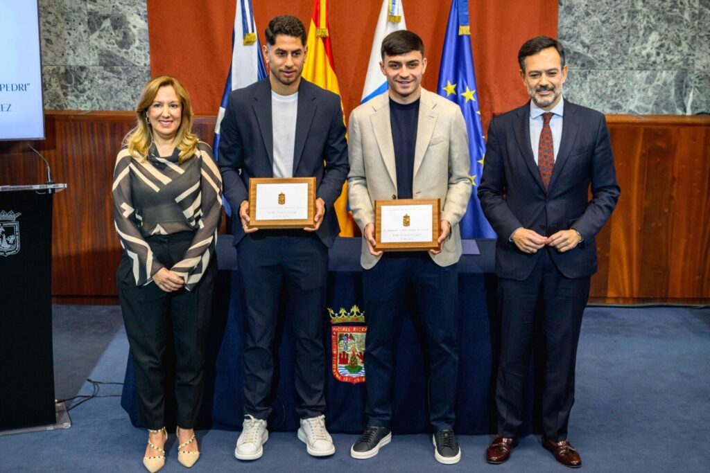 Ayoze Pérez (2i) y Pedri (2d) con la presidenta del Cabildo Rosa Dávila y el vicepresidente del Cabildo de Tenerife Lope Afonso / Cabildo de Tenerife