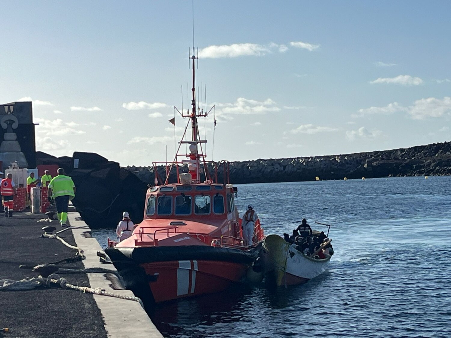 Rescatan un cayuco con 150 personas a bordo al sur de El Hierro