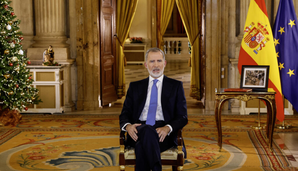 Felipe VI en su tradicional mensaje de Navidad, grabado en el Salón de Columnas del Palacio Real. EFE/ Ballesteros POOL