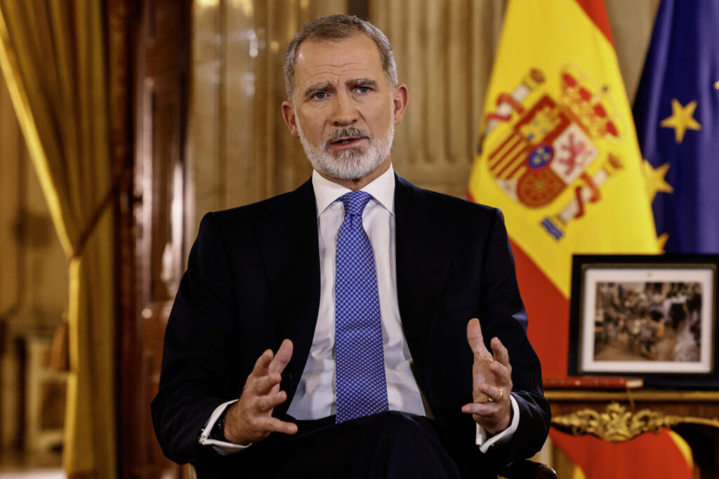 El rey Felipe VI ofrece esta noche el tradicional discurso de Navidad, en un año marcado por la dana. MADRID, 24/12/2024.- Felipe VI en su tradicional mensaje de Navidad, grabado en el Salón de Columnas del Palacio Real. EFE/ Ballesteros POOL