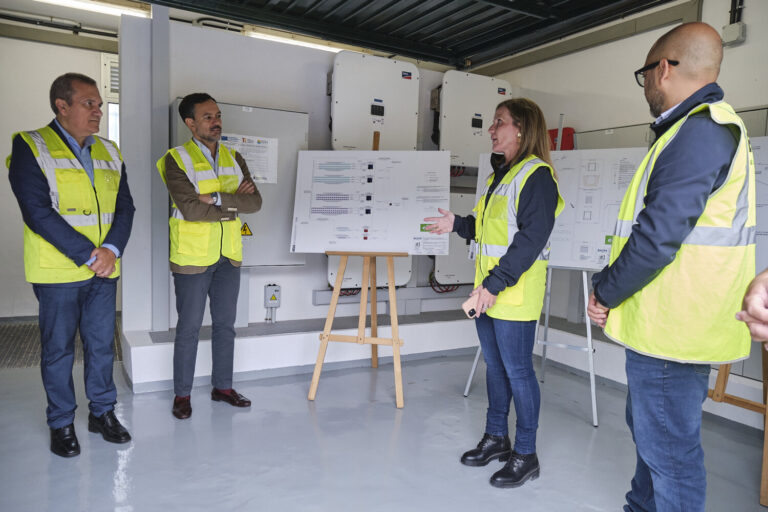 Primer paso del plan de descarbonización de BALTEN con placas fotovoltaicas flotantes