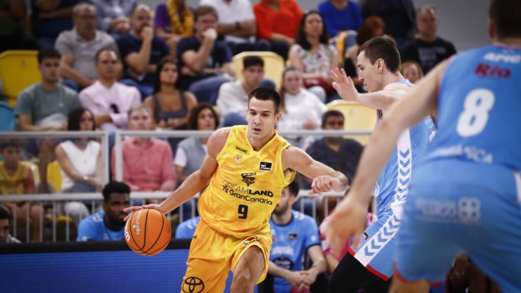 Brussino trata de superar a un defensor del Breogán durante el partido de este domingo
