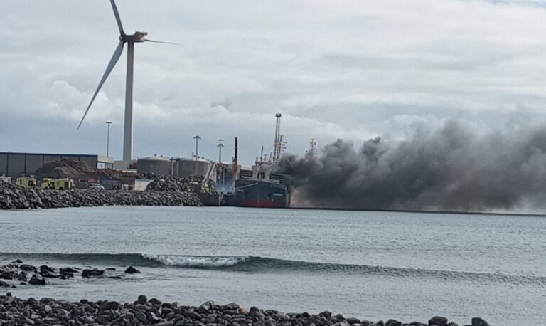 Se reactiva el fuego en el interior de un buque en el muelle de Arinaga