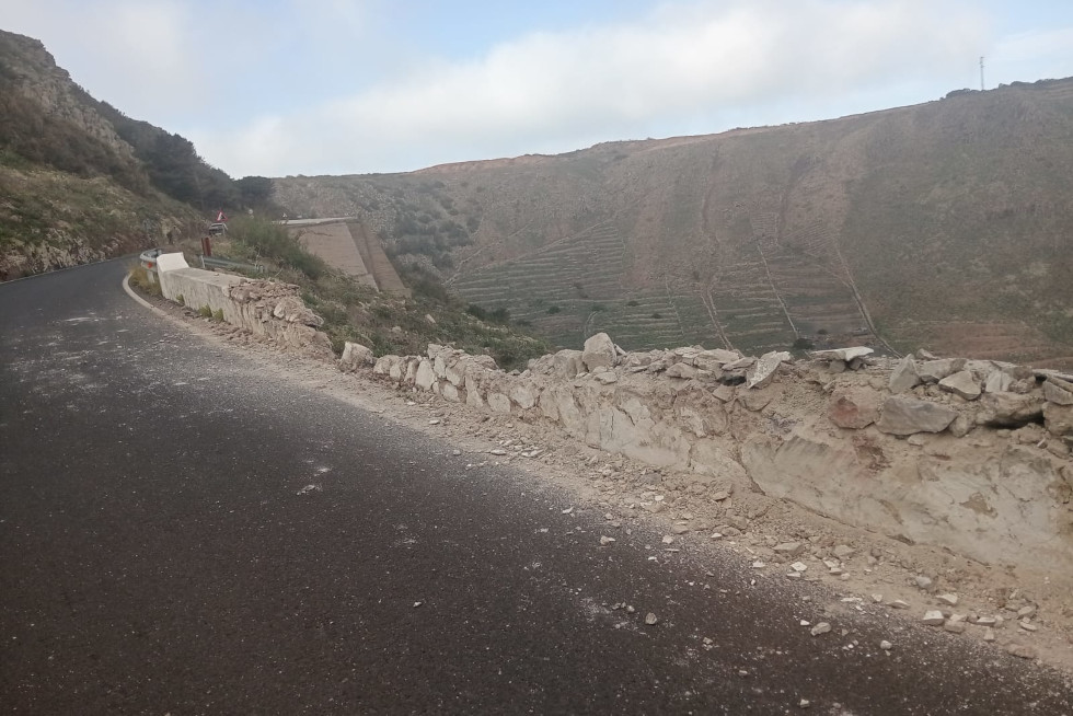 Los desprendimientos han llevado a cerrar las curvas de Malpaso, en Lanzarote. Las lluvias han ocasionado la caída de piedras en la vía