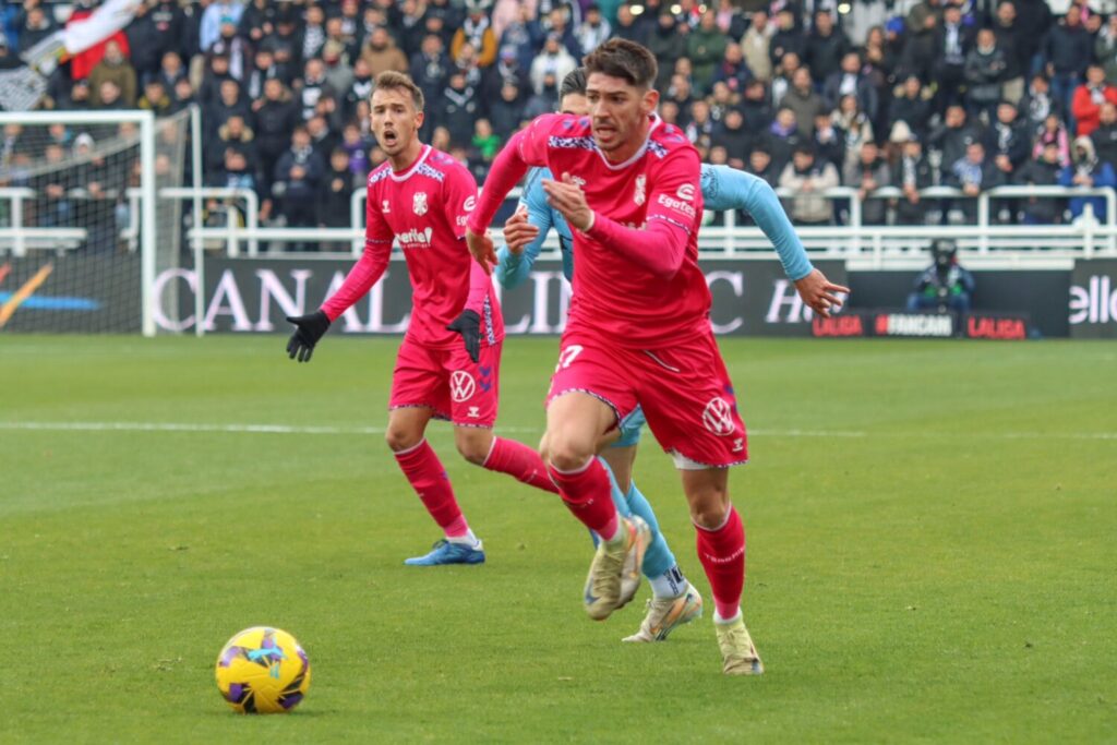 Una de las jugadas del partido entre el Burgos CF y el CD Tenerife / CD Tenerife