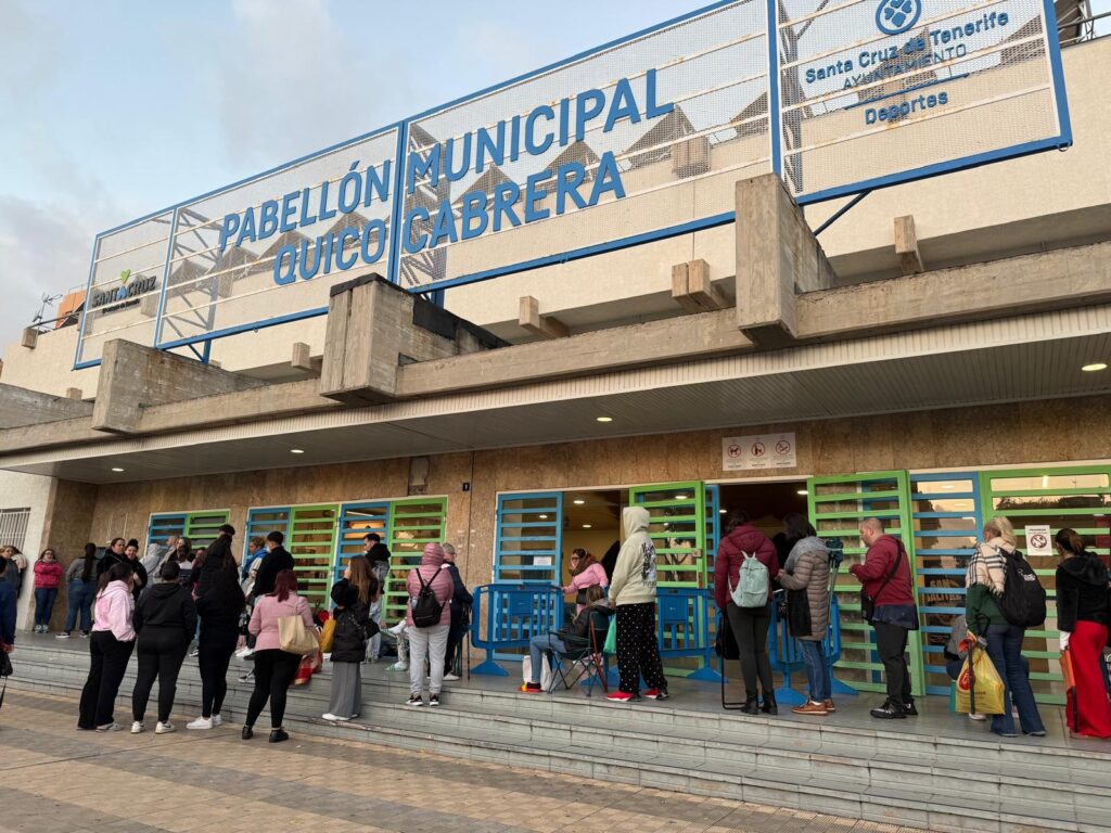 Colas esta mañana en las puertas de uno de los puntos de venta, el Pabellón Municipal Quico Cabrera / RTVC / Lorena Rodríguez