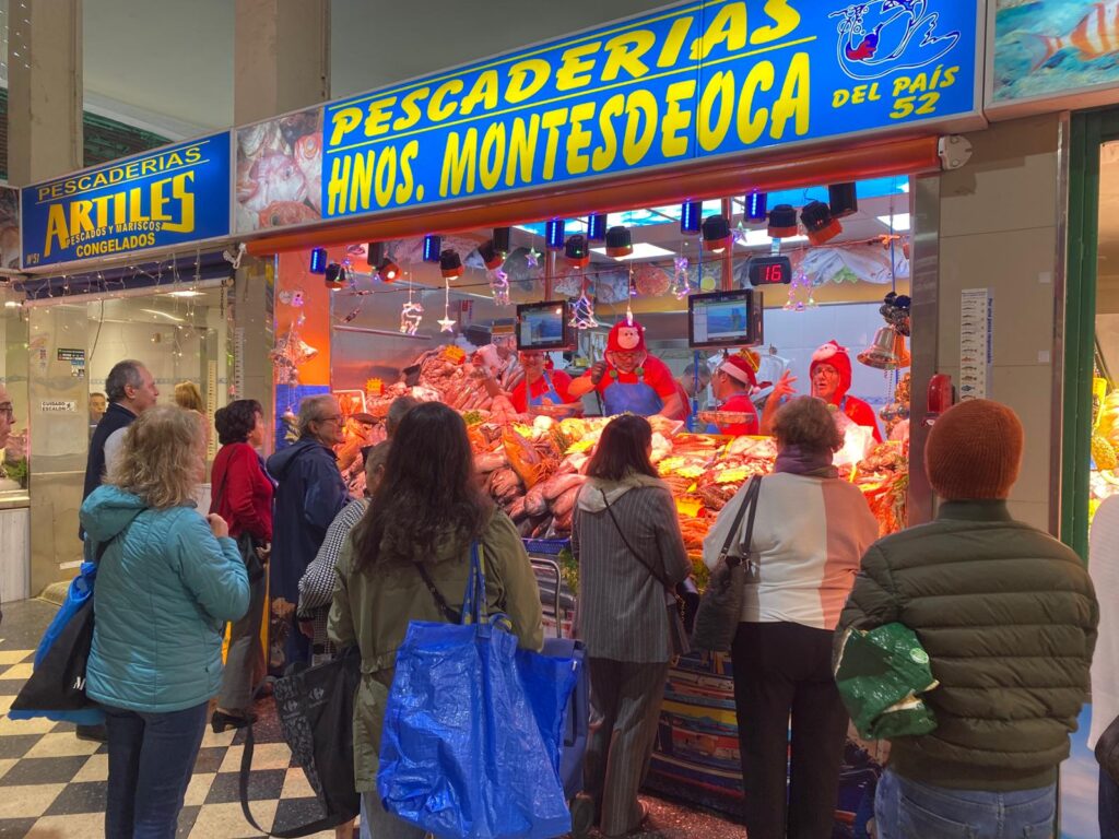 Con mucha paciencia han aguardado quiénes han acudido a realizar sus compras a última hora a los mercados en la mañana de este 24 de diciembre / RTVC / Estefanía de Blassio