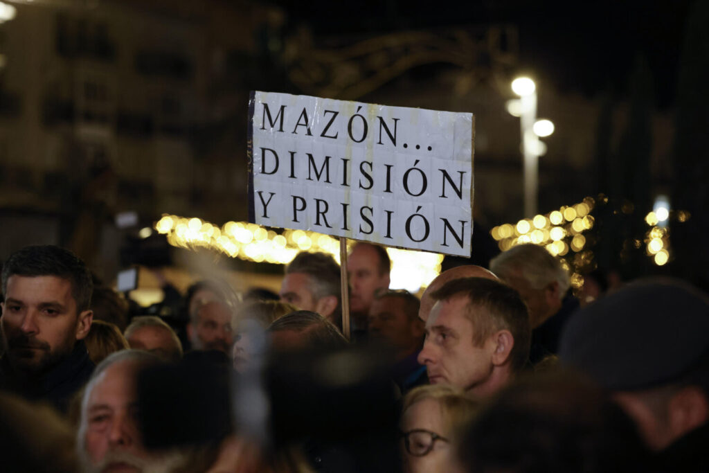 Protestas a las puertas de la catedral de Valencia, donde se ha celebrado este lunes el funeral por las víctimas de la dana. EFE