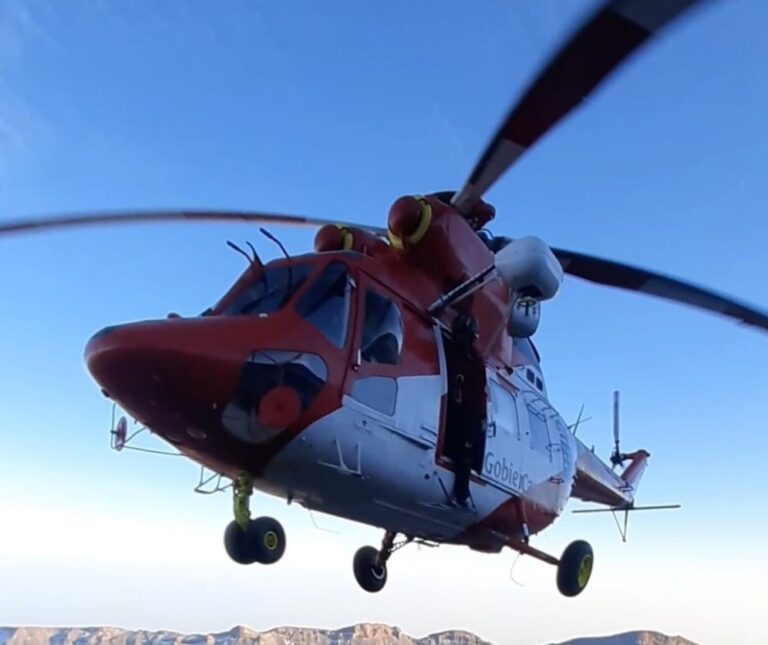 El helicóptero del GES rescata un varón que sufrió una luxación de hombro en una playa de Gran Canaria