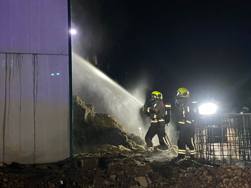 Bomberos de Gran Canaria actuando durante el incendio en la nave agrícola / Bomberos de Gran Canaria
