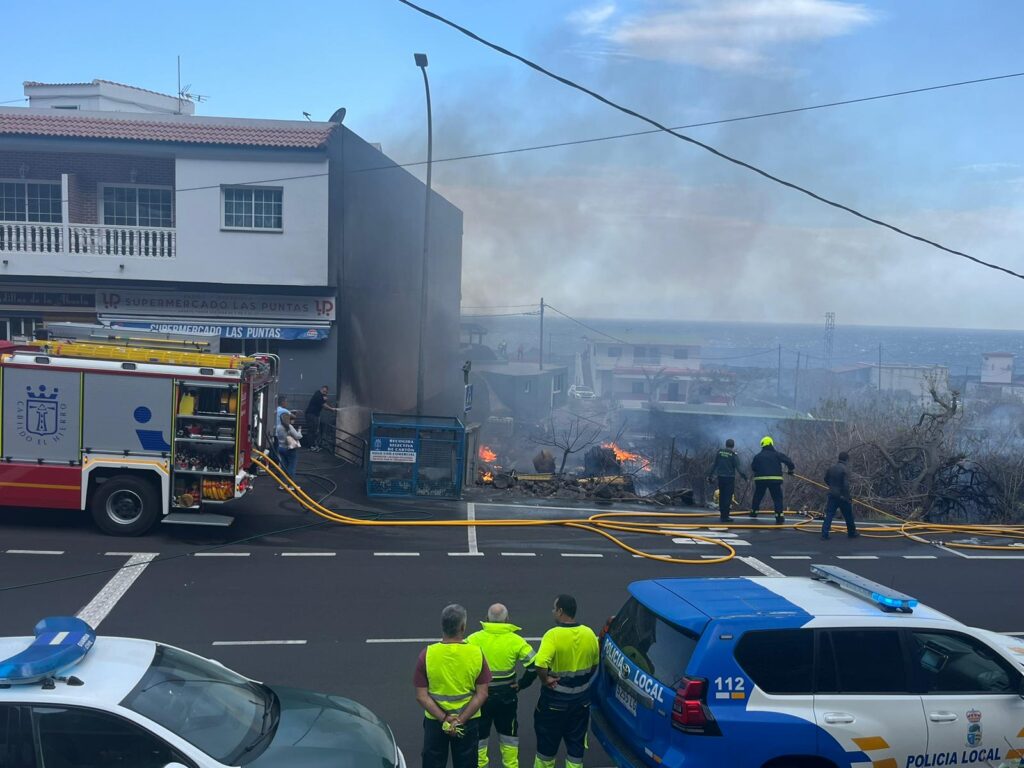 El incendio se registra en una zona cerca de viviendas. La columna de humo ha alertado a los vecinos de la zona / RTVC / María Fernández
