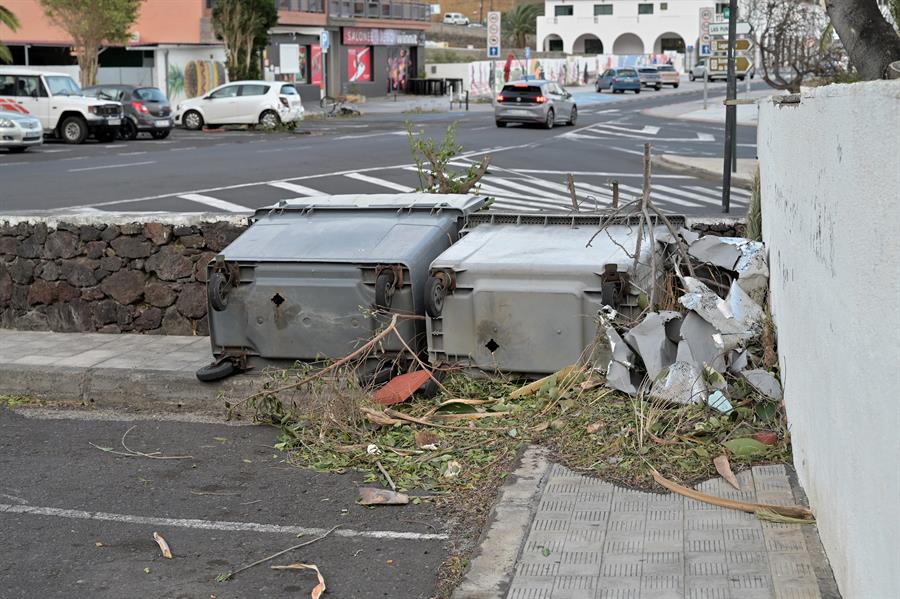 Unos contenedores arrastrados por el viento en el Valle de El Golfo, en El Hierro. EFE/ Gelmert Finol
