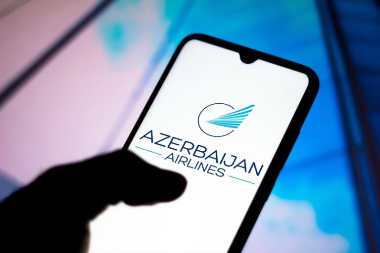 Un avión de Azerbaiyan Airlines se estrella en Kazajistán