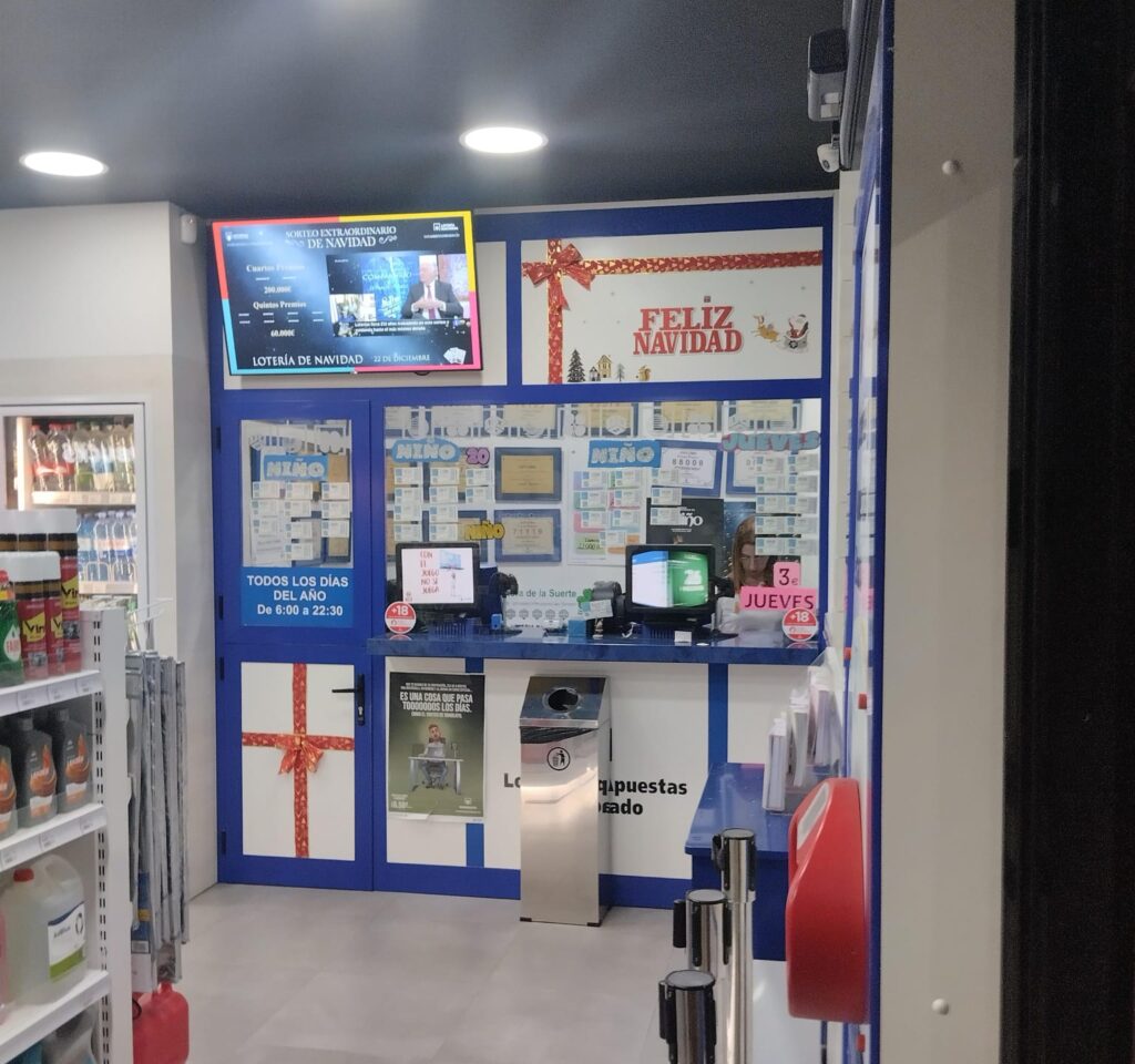 En las primeras horas del día, antes del inicio del Sorteo la gasolinera de La Chasnera amanece con tranquilidad y expectación por el sorteo de la Lotería de Navidad / RTVC / María Herrera