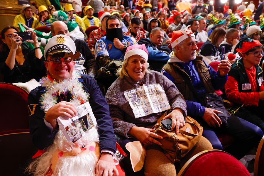 Varias personas lasisten al sorteo de la Lotería de Navidad este domingo en el Teatro Real, en Madrid. EFE/Javier Lizón