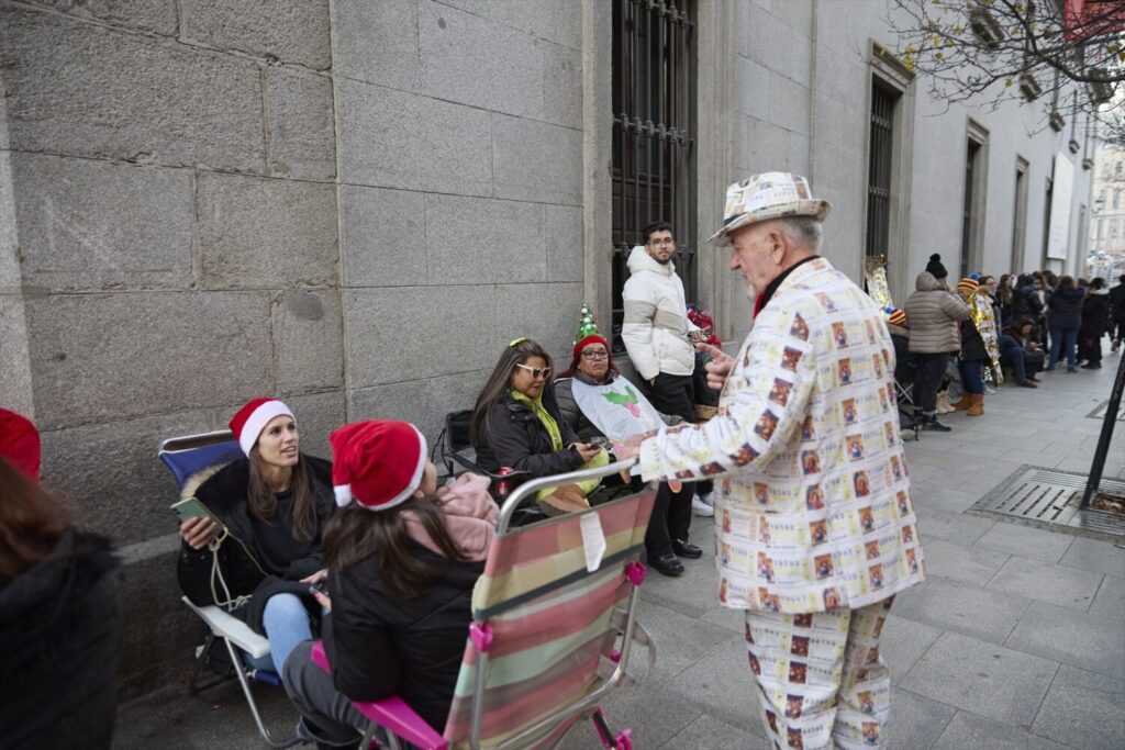 Muchos vienen preparados para pasar una larga noche antes de que abran las puertas del Teatro Real de Madrid / Europa Press