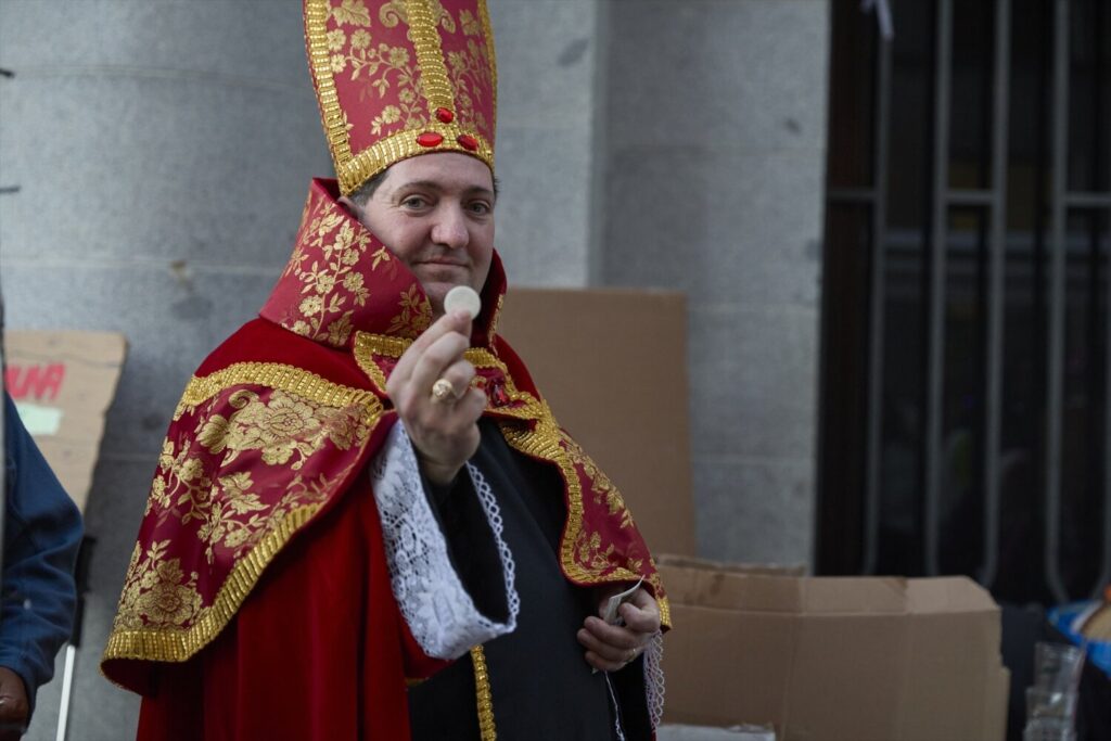 Tampoco se pierde la cita este hombre que cada año acude disfrazado al Teatro Real / Europa Press
