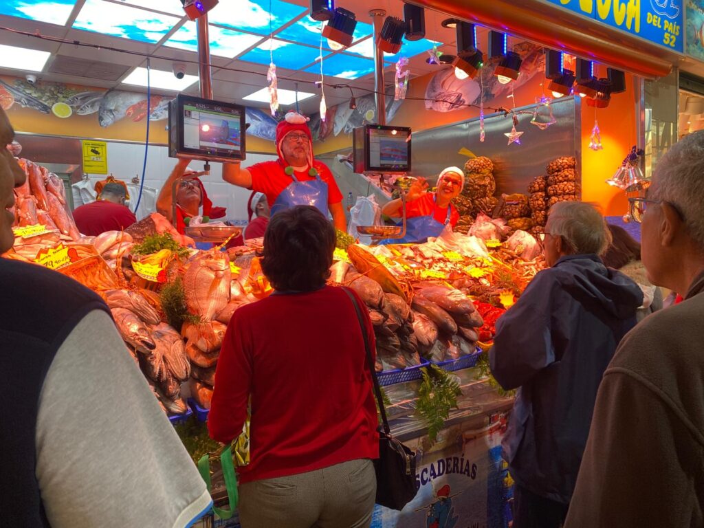 En Las Palmas de Gran Canaria hemos visto los puestos del mercado de Vegueta llenos. Los de marisco han sido los más visitados / RTVC / Estefanía de Blassio