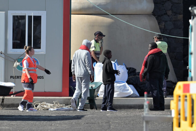 Rescatan una embarcación con 121 personas a bordo cerca de El Hierro
