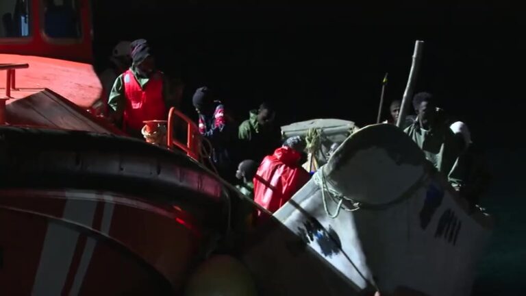 Tres cayucos llegan a las costas canarias con 170 personas a bordo