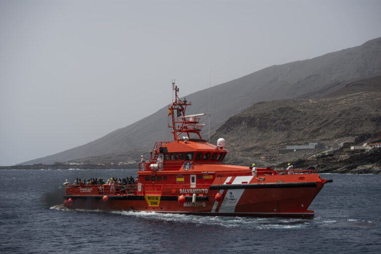 Llegan 141 migrantes rescatados durante la noche por Salvamento Marítimo en aguas cercanas a El Hierro
