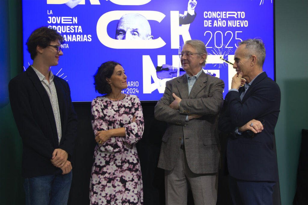 La Joven Orquesta de Canarias vuelve por Año Nuevo. Horacio Umpiérrez, el viceconsejero de Cultura del Gobierno de Canarias; el director artístico de la JOCAN, Víctor Pablo Pérez; Amayra Peñate de Fundación DISA; y Javier Lozano (fagotista), miembro de la JOCAN durante la presentación de la Gira de año nuevo de la Joven Orquesta de Canarias/ Cultura Gobierno de Canarias.