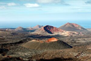 Las tres administraciones proponen limitar el acceso al Parque Nacional de Timanfaya solo a "vehículos colectivos" para evitar el deterioro medioambiental