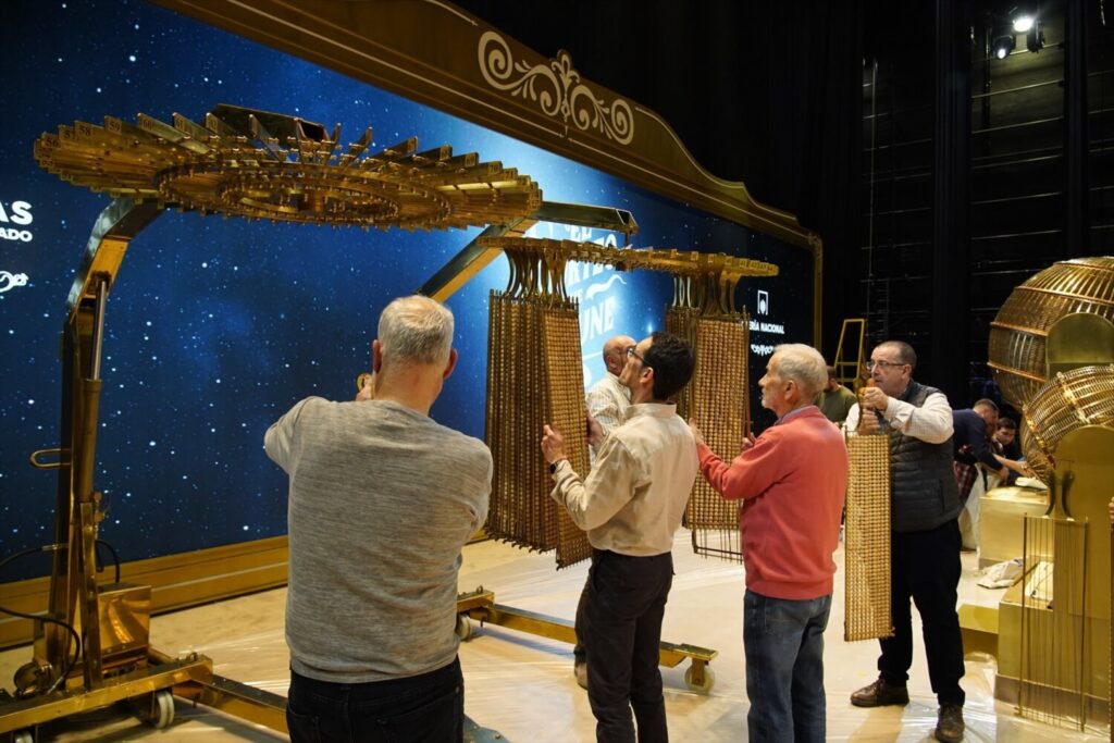 Trabajadores de Loterías ultiman los preparativos del Sorteo de Navidad 2024, a 21 de diciembre de 2024, en Madrid (España). / LOTERÍAS / Europa Press