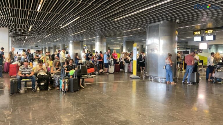 Los aeropuertos canarios registran este sábado el día de mayor tráfico aéreo de las fiestas navideñas