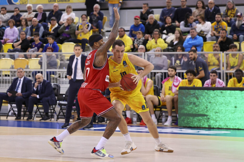 El jugador del Hapoel Shlomo Tel Aviv Marcus Foster (i) lucha con el jugador del Dreamland Gran Canaria Miquel Salvó (d), durante el partido de la jornada 13 de la Eurocopa disputado este jueves en el Gran Canaria Arena, en Las Palmas de Gran Canaria. EFE