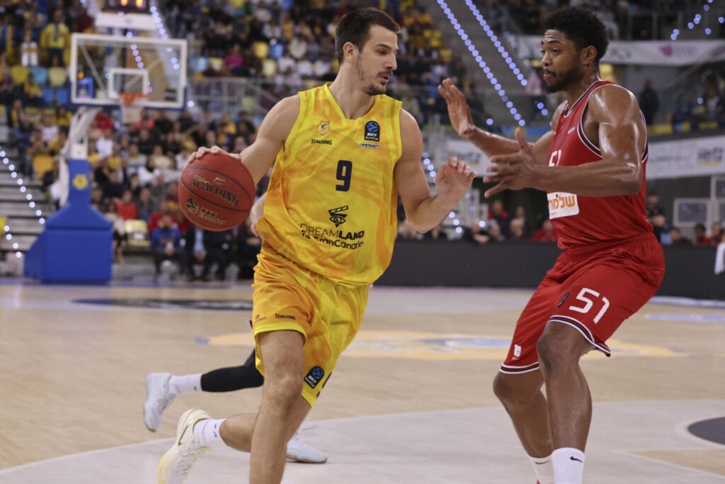 El jugador del Hapoel Shlomo Tel Aviv Bruno Cabloco (d) y el jugador del Dreamland Gran Canaria Nico Brussino (i), durante el partido de la jornada 13 de la Eurocopa disputado este jueves en el Gran Canaria Arena, en Las Palmas de Gran Canaria. EFE