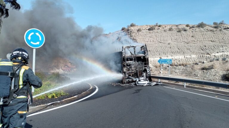 Arde una guagua sin pasajeros en el sur de Tenerife