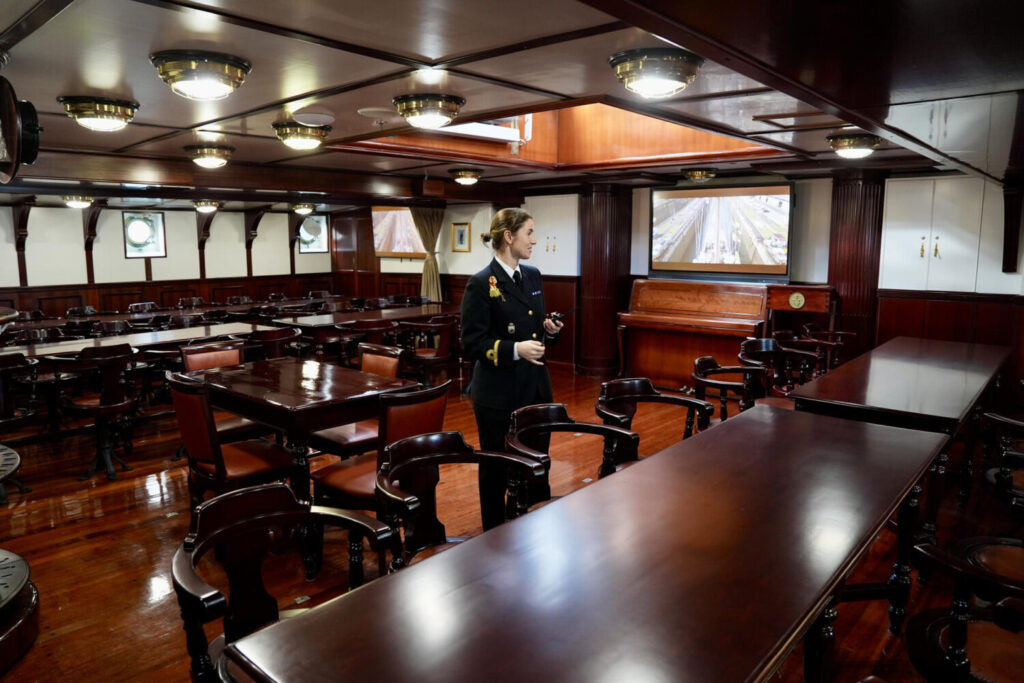 El buque escuela Juan Sebastián de Elcano, de la A a la Z. Interior del buque escuela de la Armada Juan Sebastián de Elcano al que la princesa Leonor y otros 75 guardiamarinas llegaron este miércoles para tener su primer contacto, un velero bergantín-goleta repleto de curiosidades y que deberán conocer como el abecedario porque a partir del sábado pasarán seis meses, con todos sus días y sus noches, a bordo de él. EFE/Román Ríos.