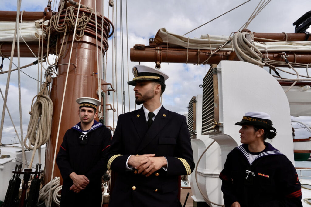 El buque escuela Juan Sebastián de Elcano, de la A a la Z. Parte de la tripulación del buque escuela de la Armada Juan Sebastián de Elcano al que la princesa Leonor y otros 75 guardiamarinas llegaron este miércoles. EFE/Román Ríos