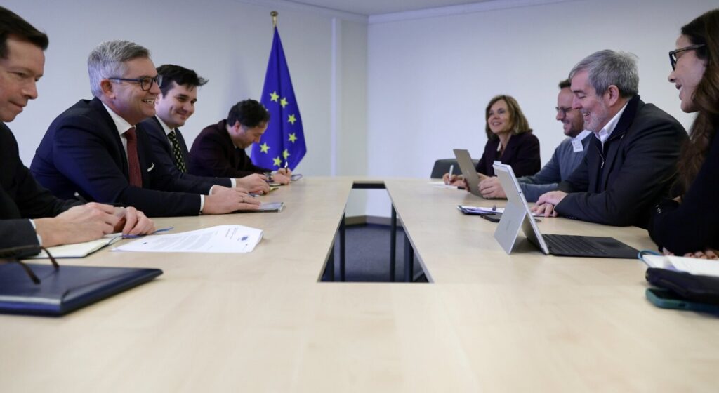 Reunión en Estrasburgo entre el presidente de Canarias, Fernando Clavijo, y Magnus Brunner, comisario de Asuntos Internos y Migración. Imagen: Presidencia del Gobierno