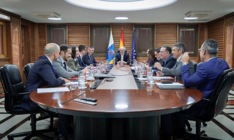 Canarias pide tomar medidas y «no abrir nuevos debates» sobre los menores migrantes