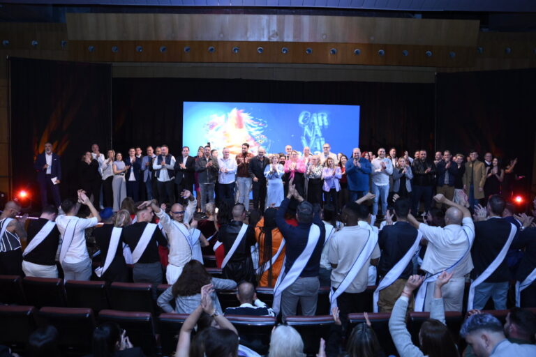 El Carnaval de Las Palmas de Gran Canaria entrega las bandas distintivas a los patrocinadores