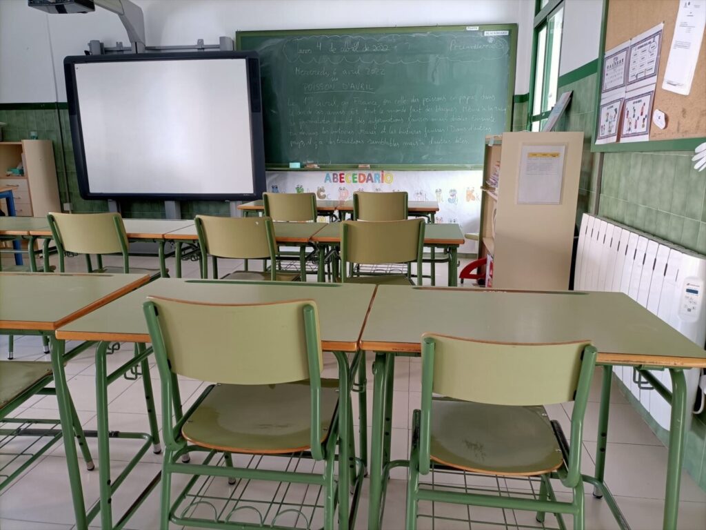 Educación suspende clases presenciales. Foto de archivo de un aula